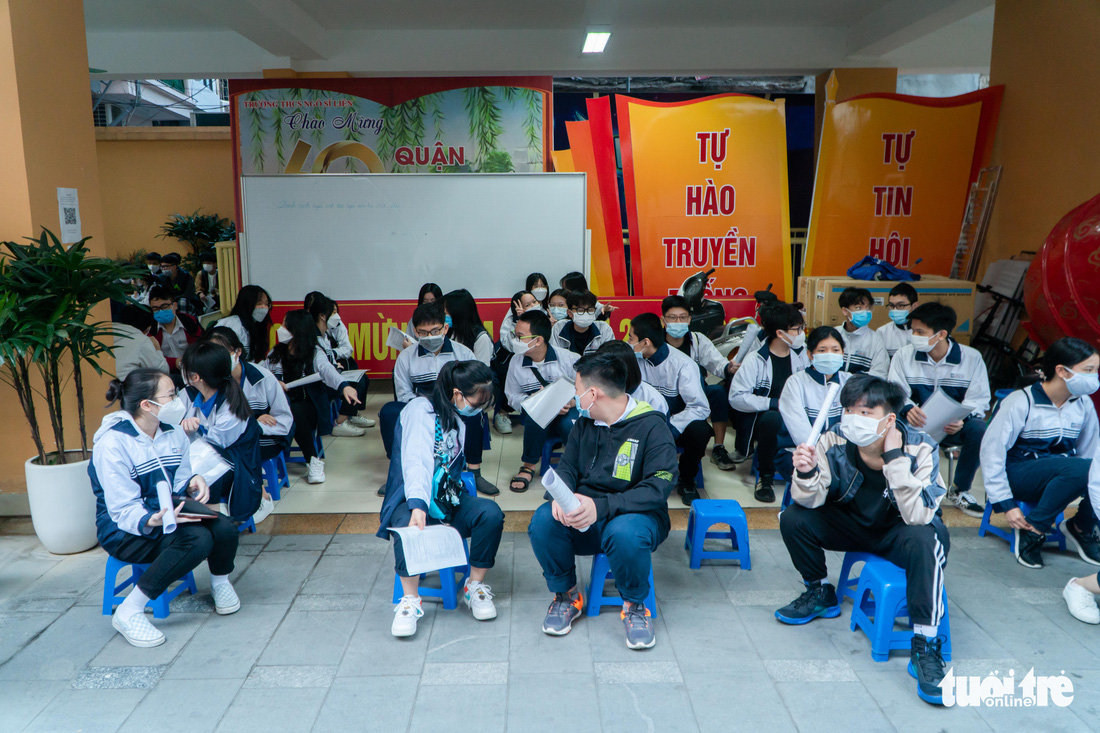 Học sinh lớp 9 tại Hà Nội tiêm vắc xin ngừa COVID-19: Vừa hồi hộp, vừa mừng - Ảnh 1.