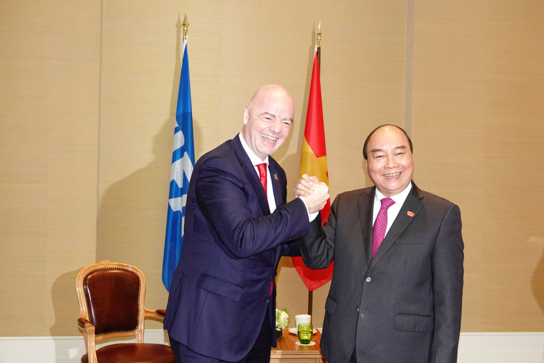 Chủ tịch nước Nguyễn Xuân Phúc gặp Chủ tịch FIFA Gianni Infatino - Ảnh 1.