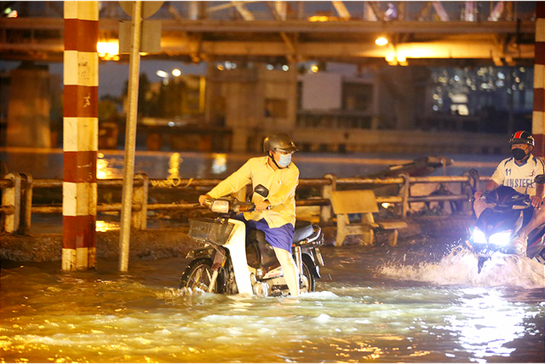 Xe cộ bơi giữa đường trong mùa triều cường dâng cao tại TP.HCM - Ảnh 2.