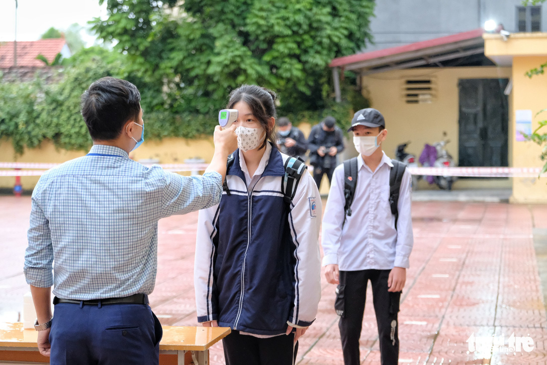 Những học sinh đầu tiên ở Hà Nội quay trở lại trường sau gần 6 tháng ở nhà - Ảnh 4.