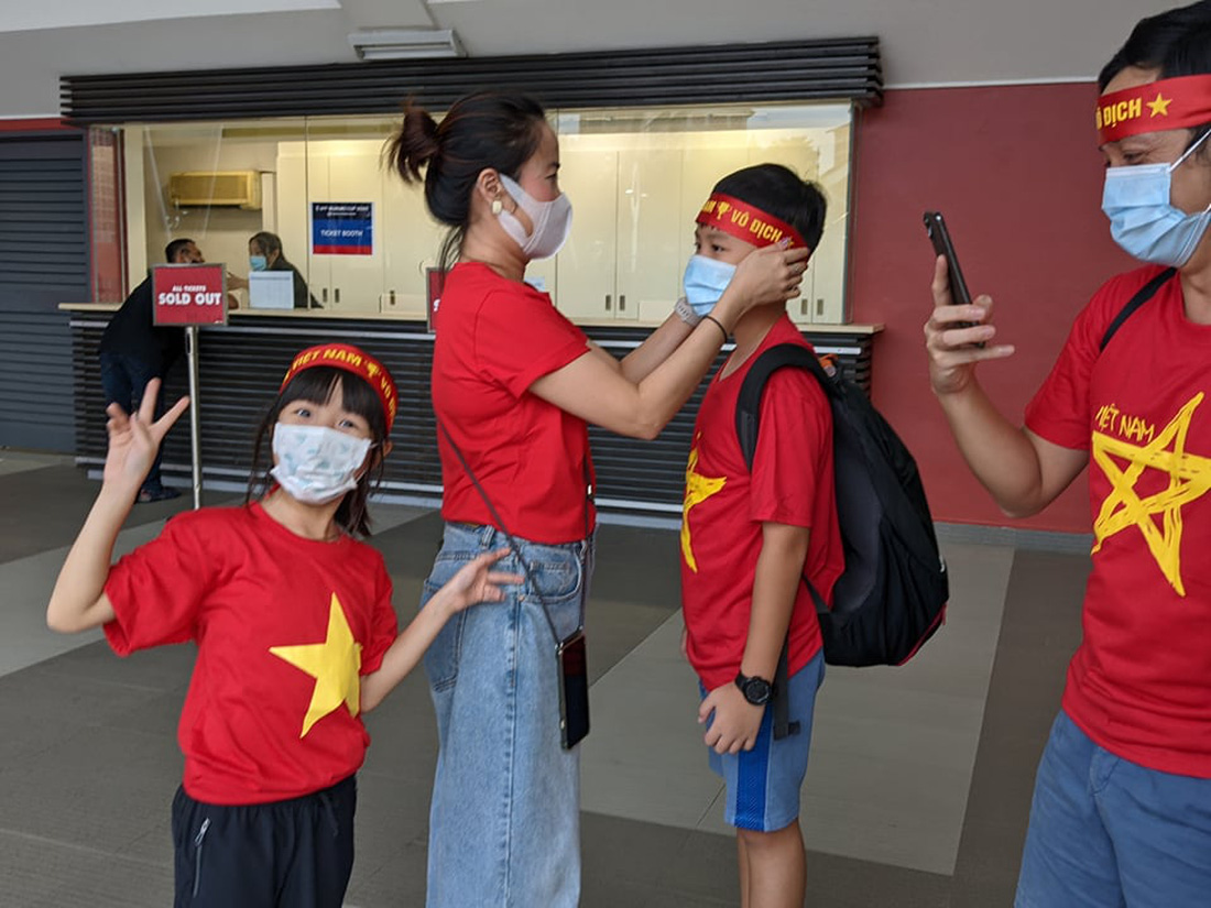 Nhiều cổ động viên đổ về Bishan, sẵn sàng tiếp lửa tuyển Việt Nam đấu Malaysia - Ảnh 2.