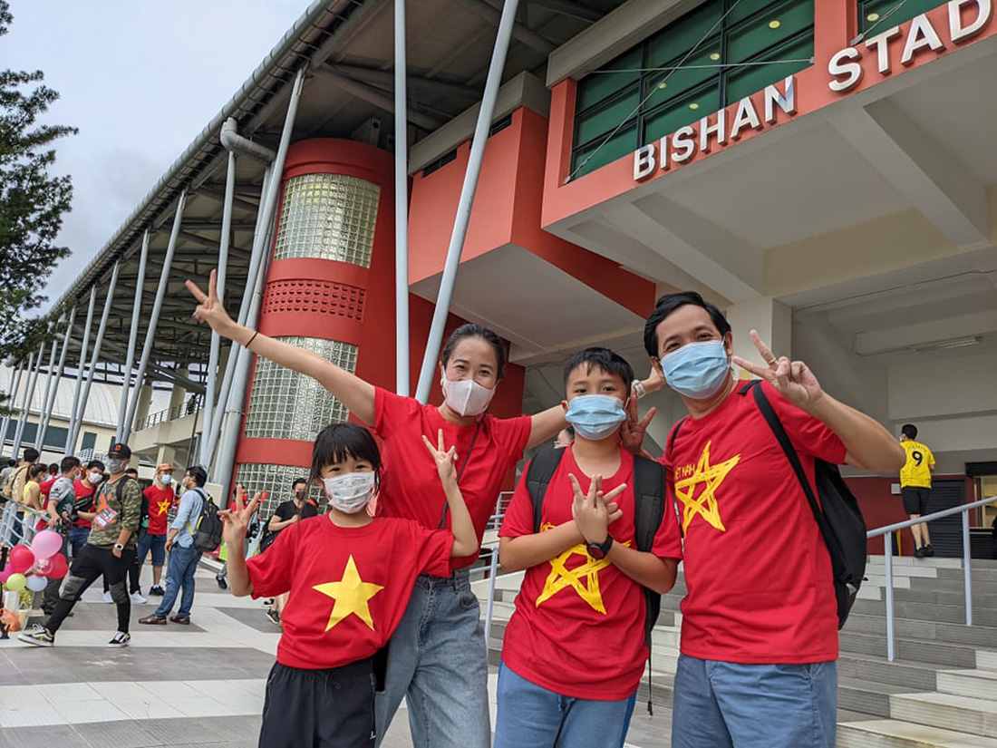 Nhiều cổ động viên đổ về Bishan, sẵn sàng tiếp lửa tuyển Việt Nam đấu Malaysia - Ảnh 1.