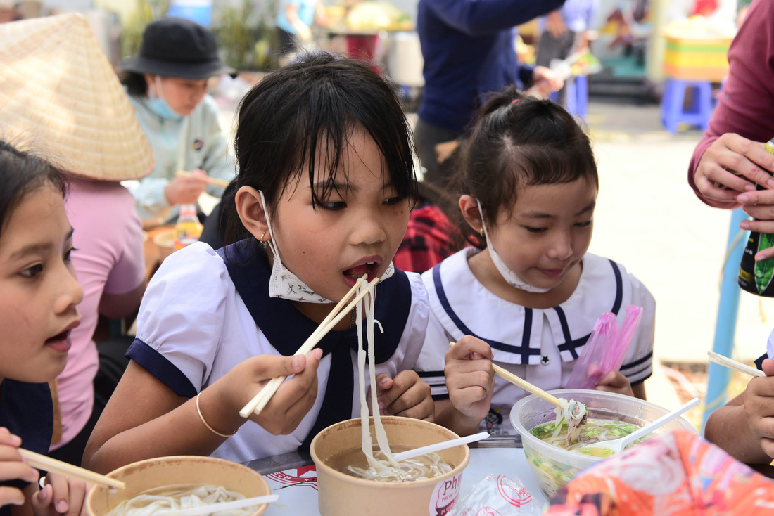 Tiệc phở trên đảo Thiềng Liềng: Được ăn phở rồi, vui quá! - Ảnh 17.