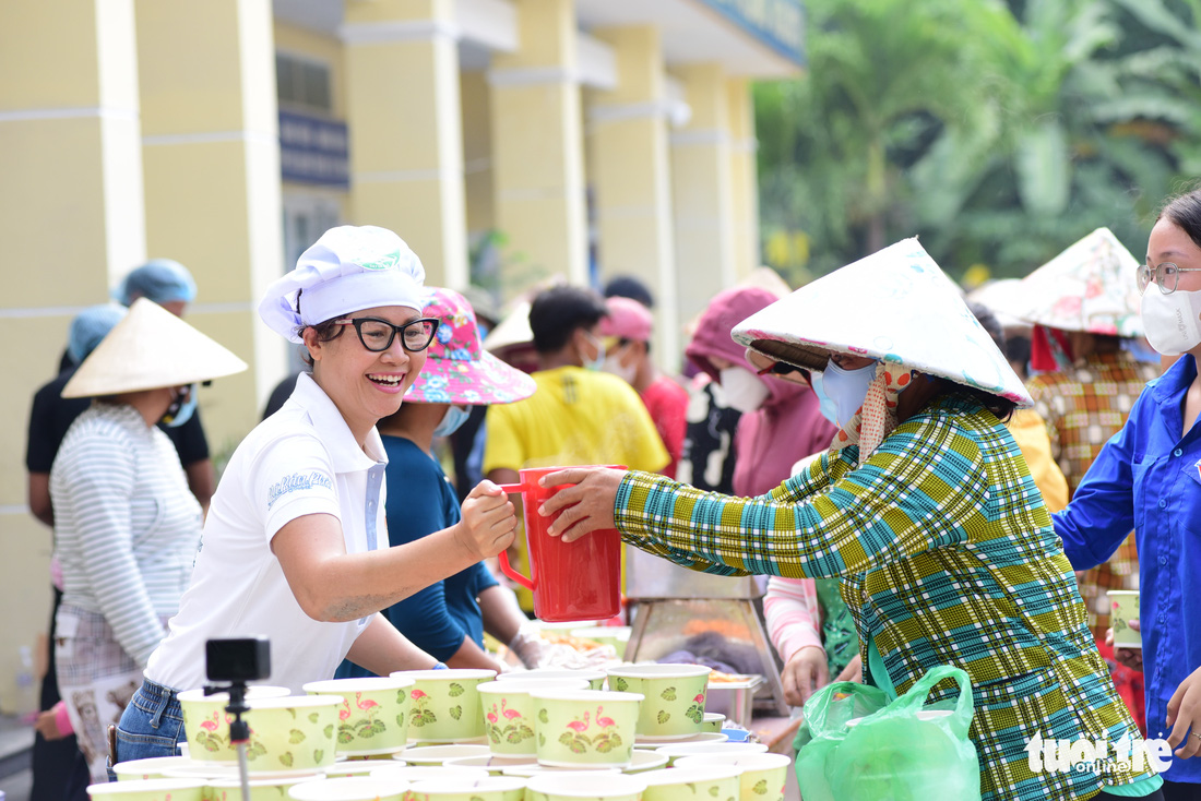 Tiệc phở trên đảo Thiềng Liềng: Được ăn phở rồi, vui quá! - Ảnh 11.