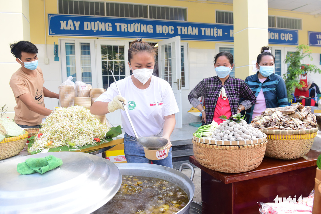 Tiệc phở trên đảo Thiềng Liềng: Được ăn phở rồi, vui quá! - Ảnh 8.