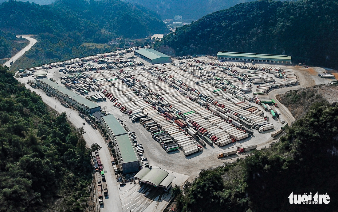 Gần 5.000 xe container nằm la liệt ở cửa khẩu, tài xế khóc ròng vì nông sản kẹt cứng - Ảnh 9.