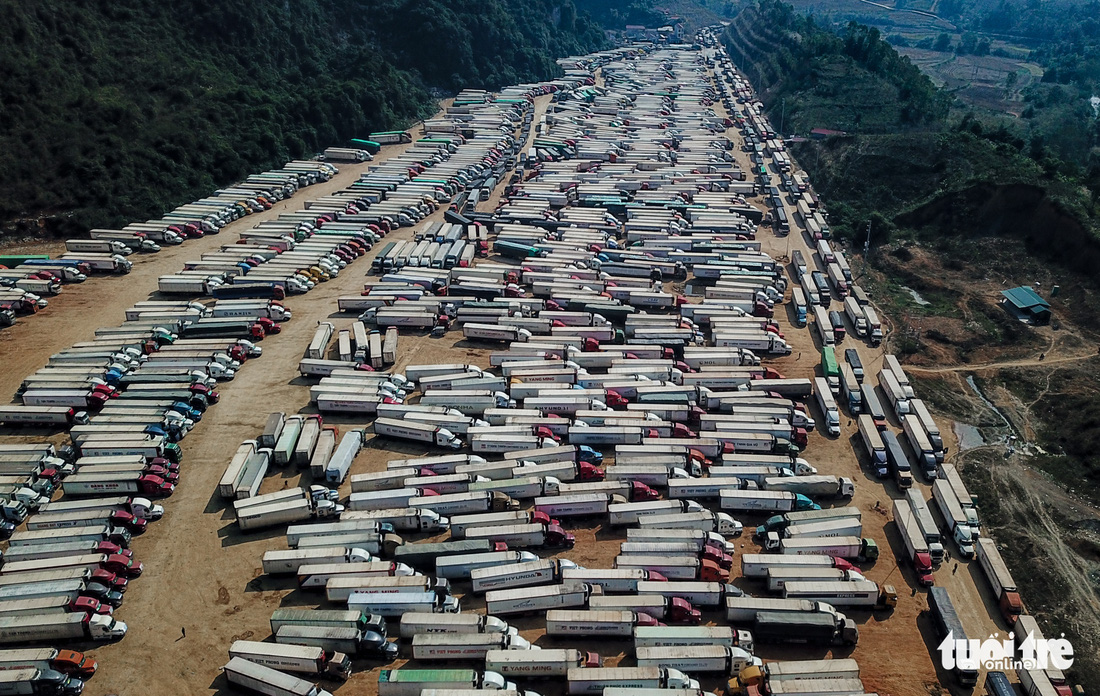 Gần 5.000 xe container nằm la liệt ở cửa khẩu, tài xế khóc ròng vì nông sản kẹt cứng - Ảnh 1.