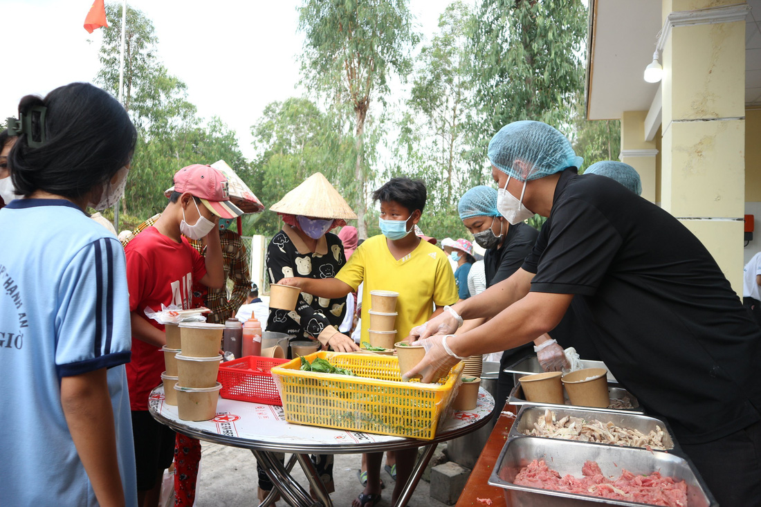 Tiệc phở trên đảo Thiềng Liềng: Được ăn phở rồi, vui quá! - Ảnh 10.