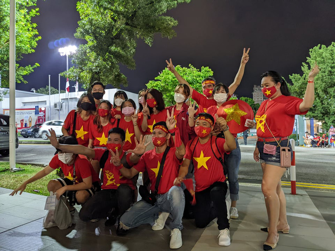 CĐV Việt Nam nhượng lại vé vào sân với giá gốc để tiếp lửa đội tuyển - Ảnh 7.