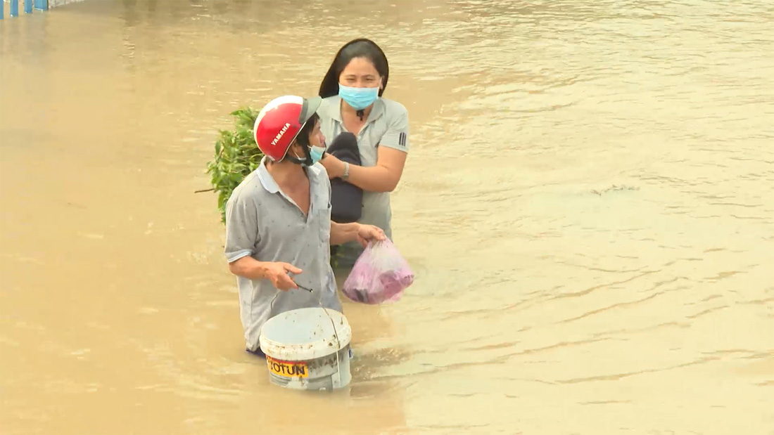13 người chết và mất tích tại Phú Yên, Bình Định; đường sá thiệt hại nặng nề do mưa lũ - Ảnh 3.