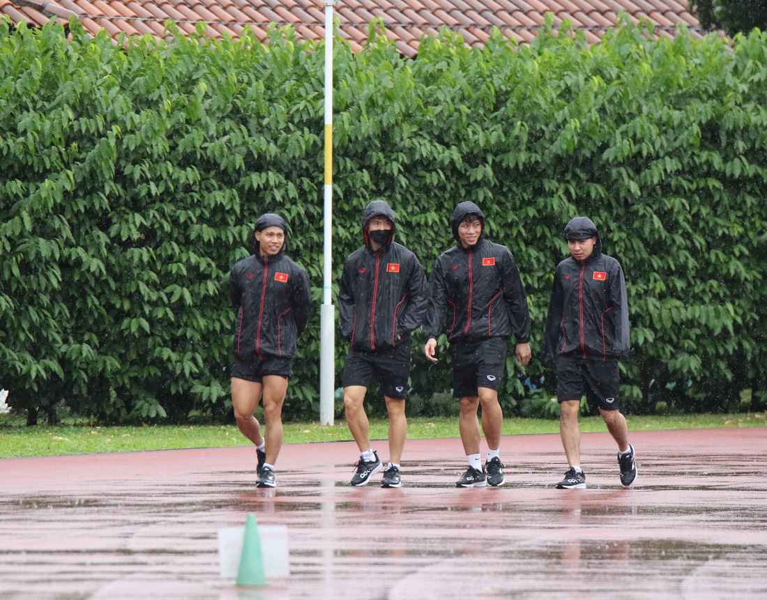 Tuyển Việt Nam tập buổi đầu tiên dưới mưa tại Singapore - Ảnh 3.