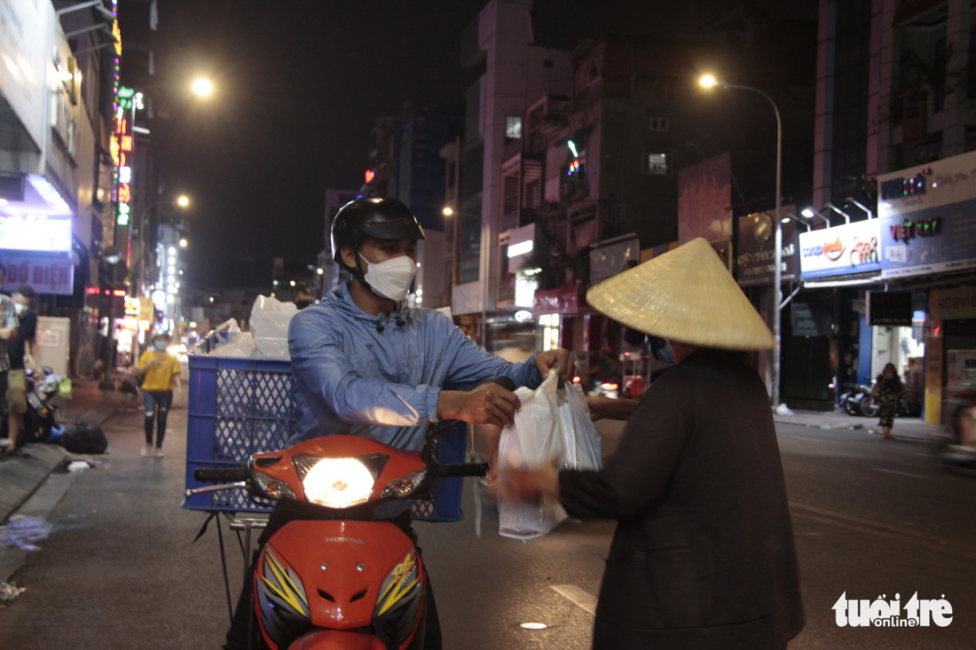 Công nhân góp tiền tặng quà người vô gia cư, đêm mưa lạnh ấm áp nghĩa tình - Ảnh 3.