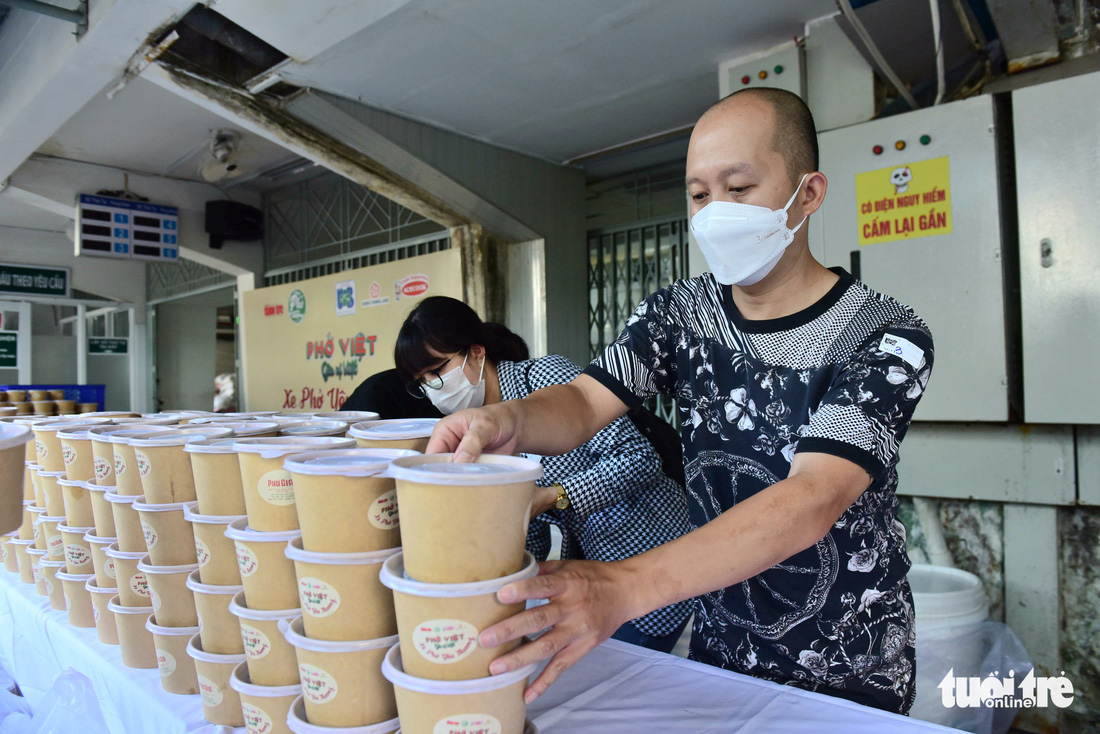 Sáng 3-12, hơn 2.000 suất phở yêu thương tặng Bệnh viện Ung bướu - Ảnh 4.