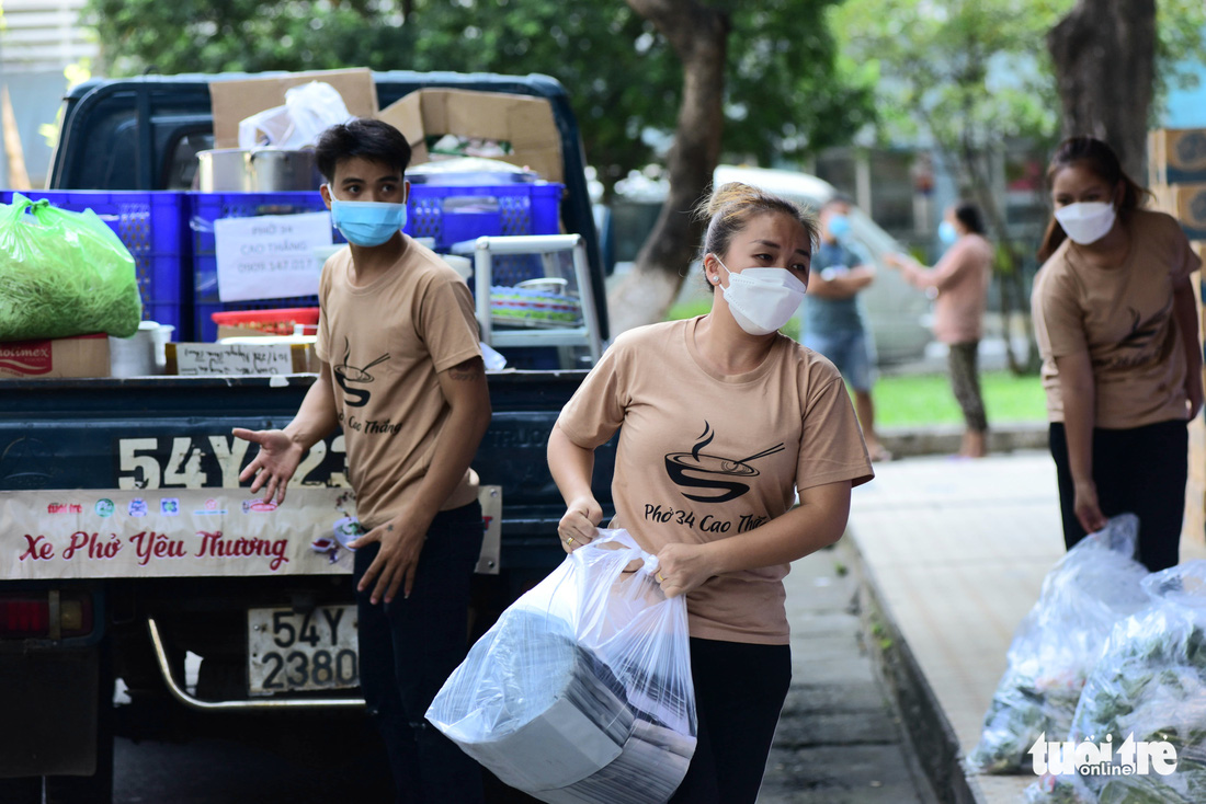 Sáng 3-12, hơn 2.000 suất phở yêu thương tặng Bệnh viện Ung bướu - Ảnh 3.