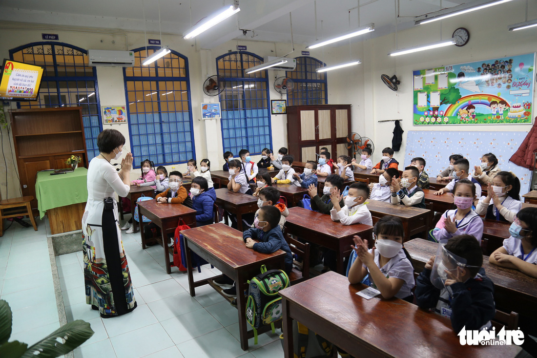 Học sinh lớp 1 Đà Nẵng đi học trực tiếp sau dịch, xúc động ngày đầu đến trường - Ảnh 10.