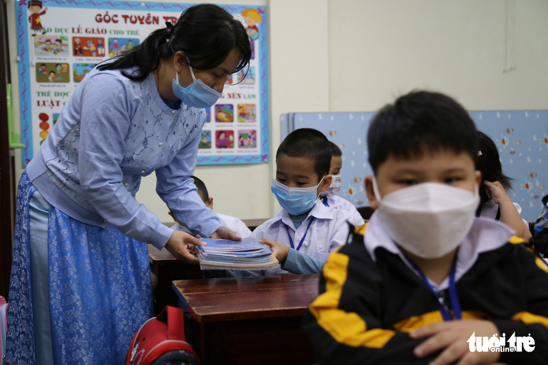 Học sinh lớp 1 Đà Nẵng đi học trực tiếp sau dịch, xúc động ngày đầu đến trường - Ảnh 14.