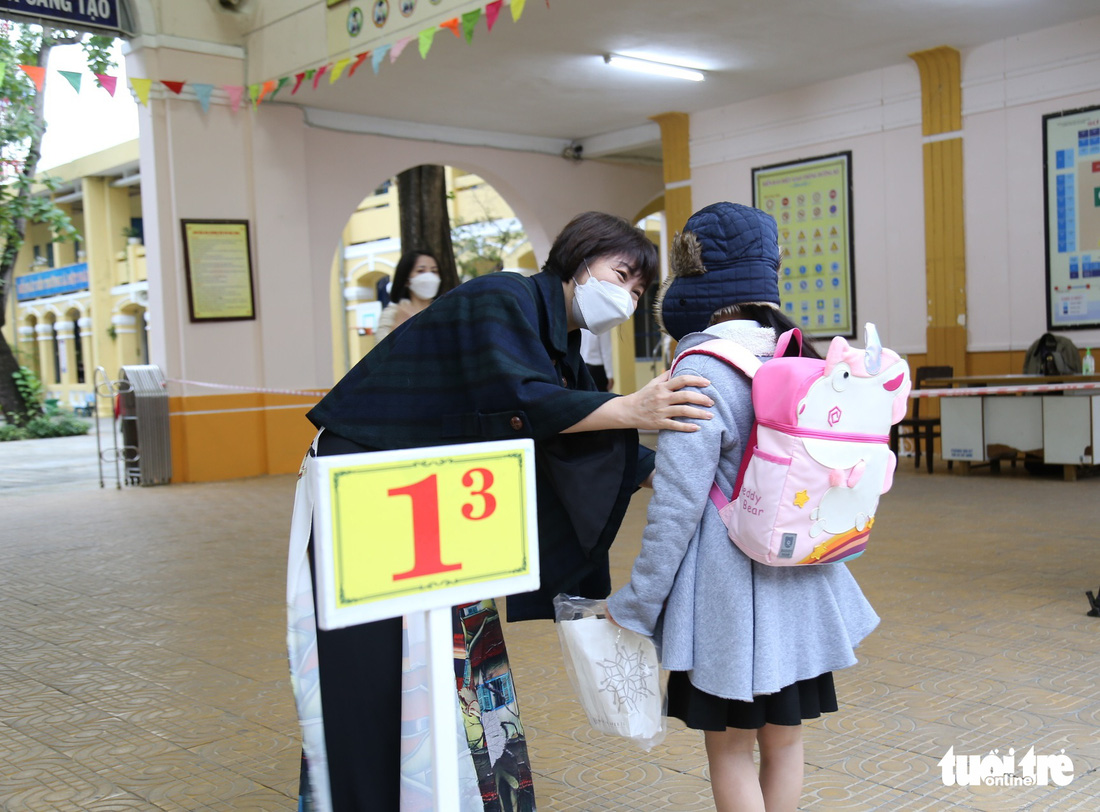 Học sinh lớp 1 Đà Nẵng đi học trực tiếp sau dịch, xúc động ngày đầu đến trường - Ảnh 7.