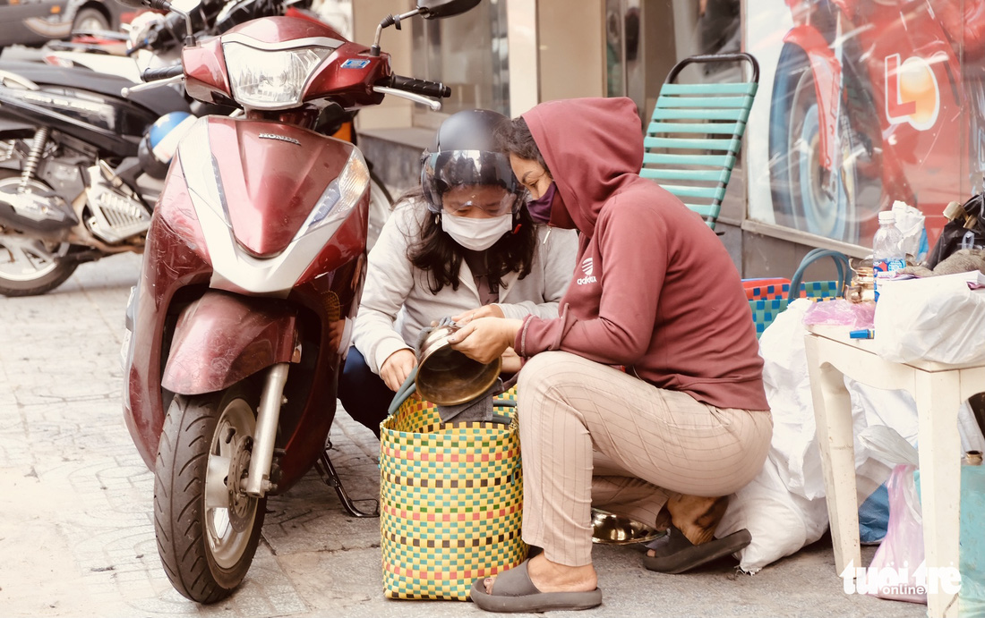 Anh em ‘Hiền - Lành’ hơn 20 năm nối nghiệp đánh bóng lư đồng - Ảnh 4.