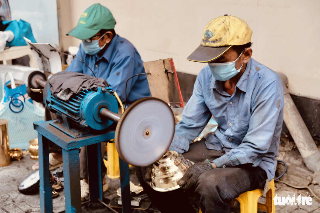 Anh em ‘Hiền - Lành’ hơn 20 năm nối nghiệp đánh bóng lư đồng - Ảnh 10.