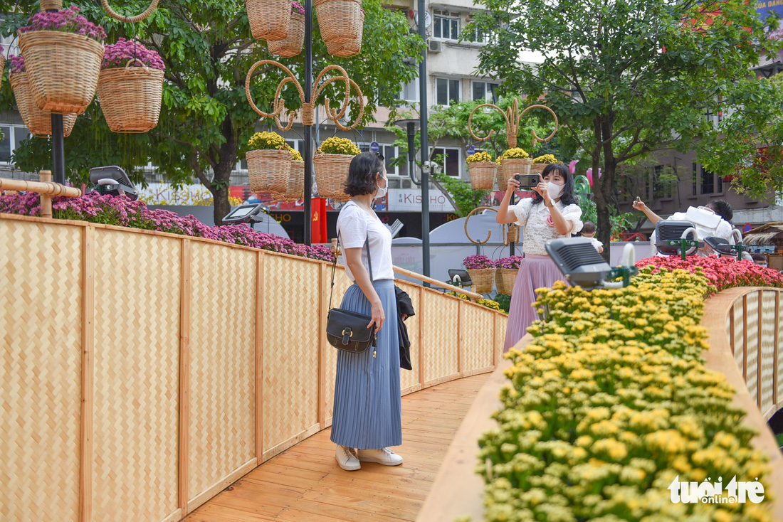 Người dân vẫn lơ là gỡ khẩu trang khi đi đường hoa Nguyễn Huệ - Ảnh 11.