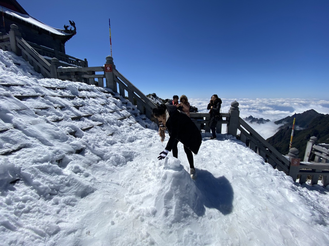 Du khách nườm nượp lên Fansipan chụp ảnh tuyết ngày cuối năm - Ảnh 10.