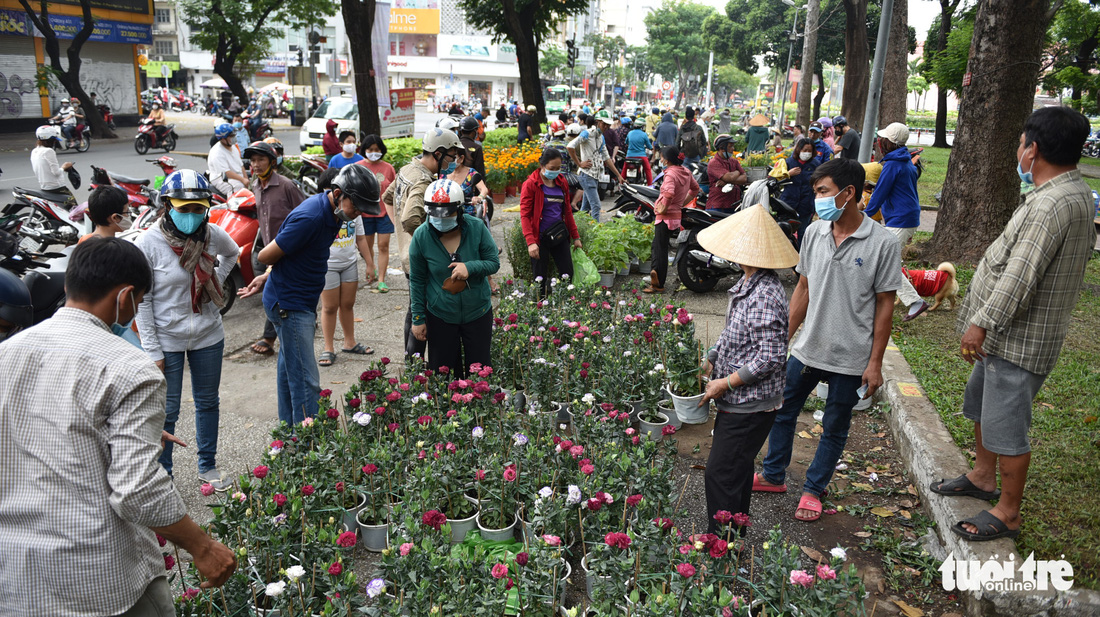 Tiểu thương miền Tây mừng vì 30 Tết không phải đập chậu - Ảnh 3.