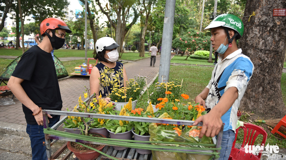 Tiểu thương miền Tây mừng vì 30 Tết không phải đập chậu - Ảnh 8.