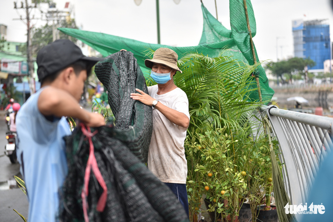 Tiểu thương miền Tây mừng vì 30 Tết không phải đập chậu - Ảnh 1.