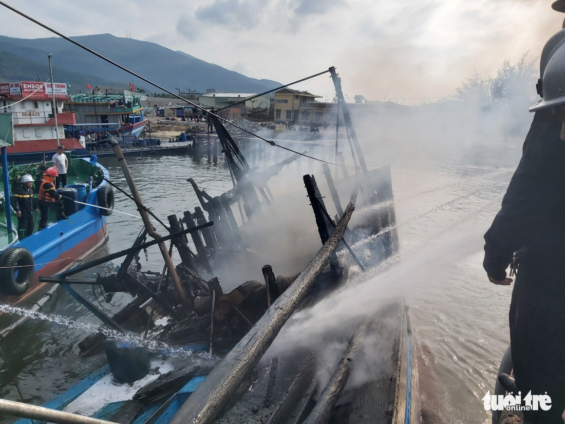 Mùng 3 Tết, 3 tàu cá ở cảng cá Thọ Quang bốc cháy dữ dội - Ảnh 6.