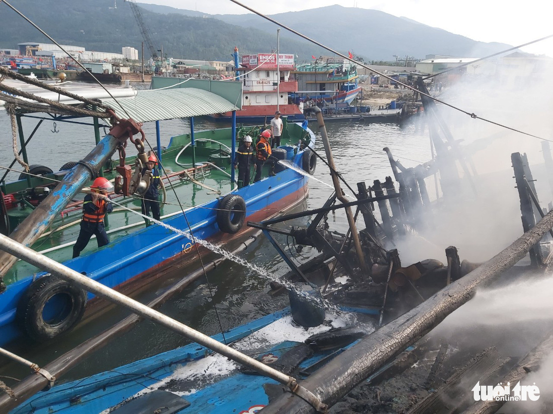 Mùng 3 Tết, 3 tàu cá ở cảng cá Thọ Quang bốc cháy dữ dội - Ảnh 4.