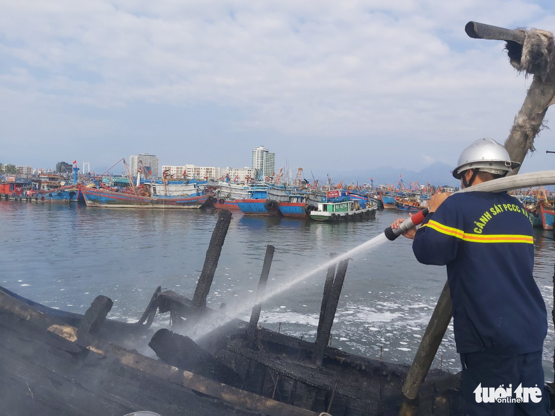 Mùng 3 Tết, 3 tàu cá ở cảng cá Thọ Quang bốc cháy dữ dội - Ảnh 5.