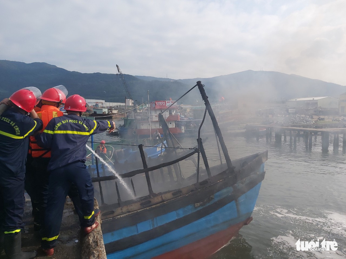 Mùng 3 Tết, 3 tàu cá ở cảng cá Thọ Quang bốc cháy dữ dội - Ảnh 2.