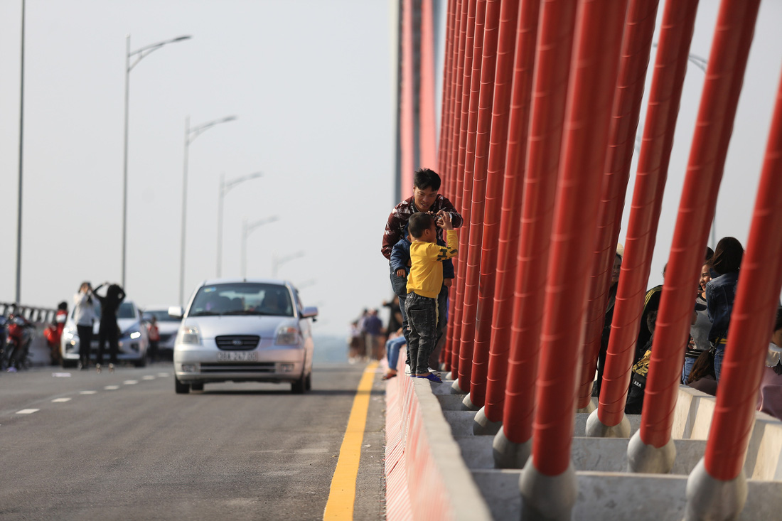 Cây cầu lớn nối liền hai tỉnh thành nơi chụp ảnh check in bát nháo - Ảnh 5.