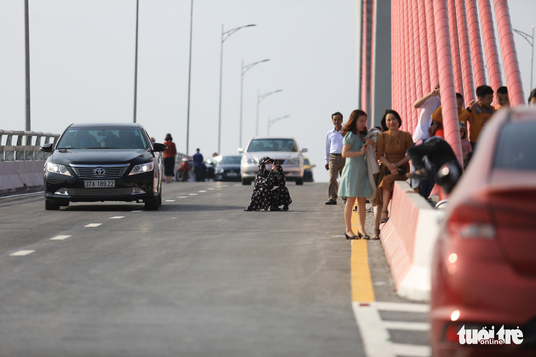 Cây cầu lớn nối liền hai tỉnh thành nơi chụp ảnh check in bát nháo - Ảnh 4.