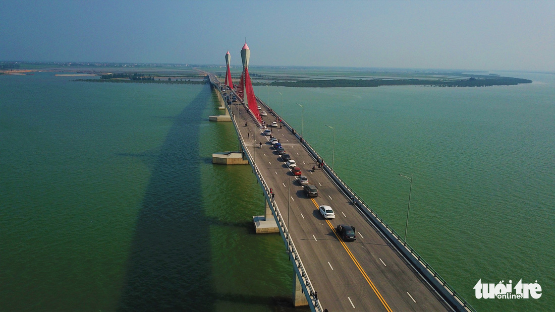 Cây cầu lớn nối liền hai tỉnh thành nơi chụp ảnh check in bát nháo - Ảnh 1.