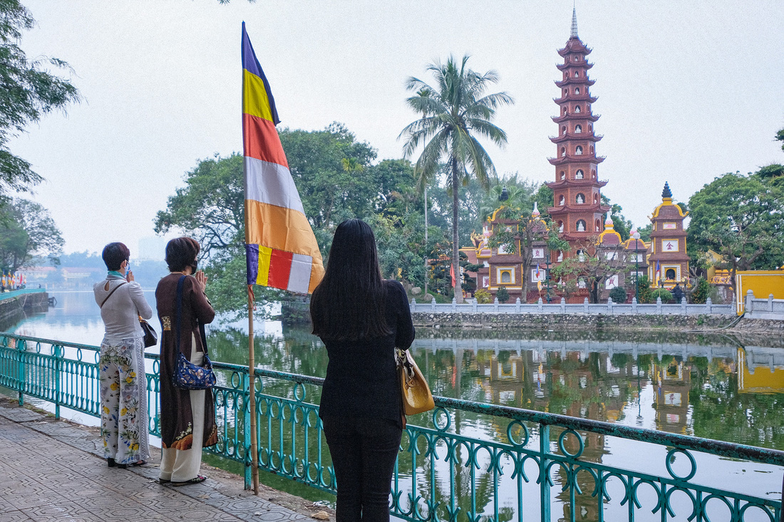 Đền chùa Hà Nội đóng cửa, người hành hương vái vọng, nhét tiền qua khe cổng - Ảnh 6.