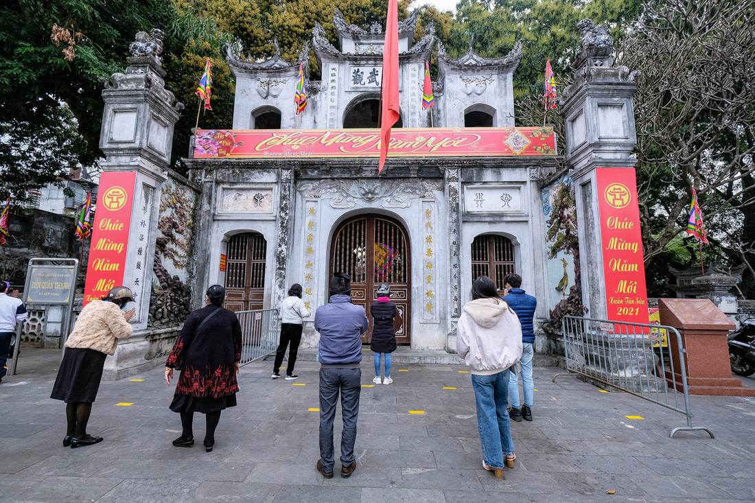 Đền chùa Hà Nội đóng cửa, người hành hương vái vọng, nhét tiền qua khe cổng - Ảnh 3.