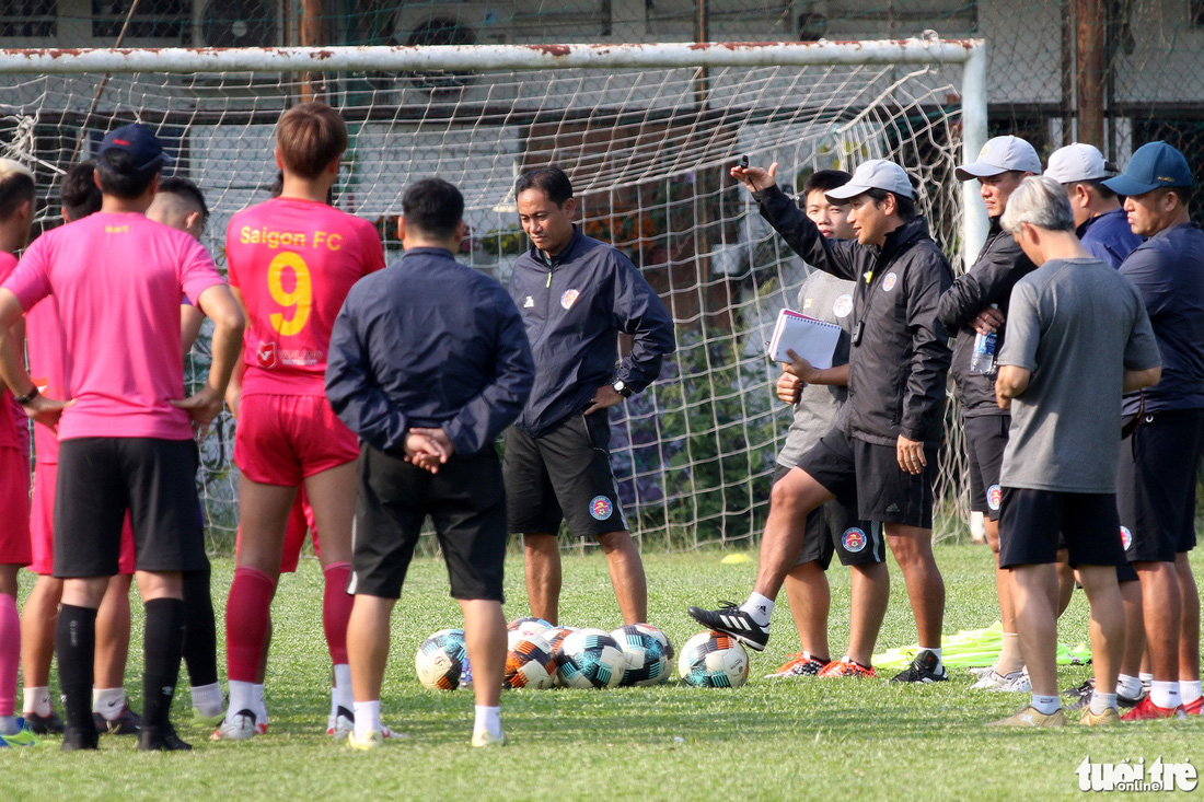 CLB Sài Gòn gây bất ngờ ở vị trí chỉ đạo trong buổi tập khai xuân 2021 - Ảnh 4.