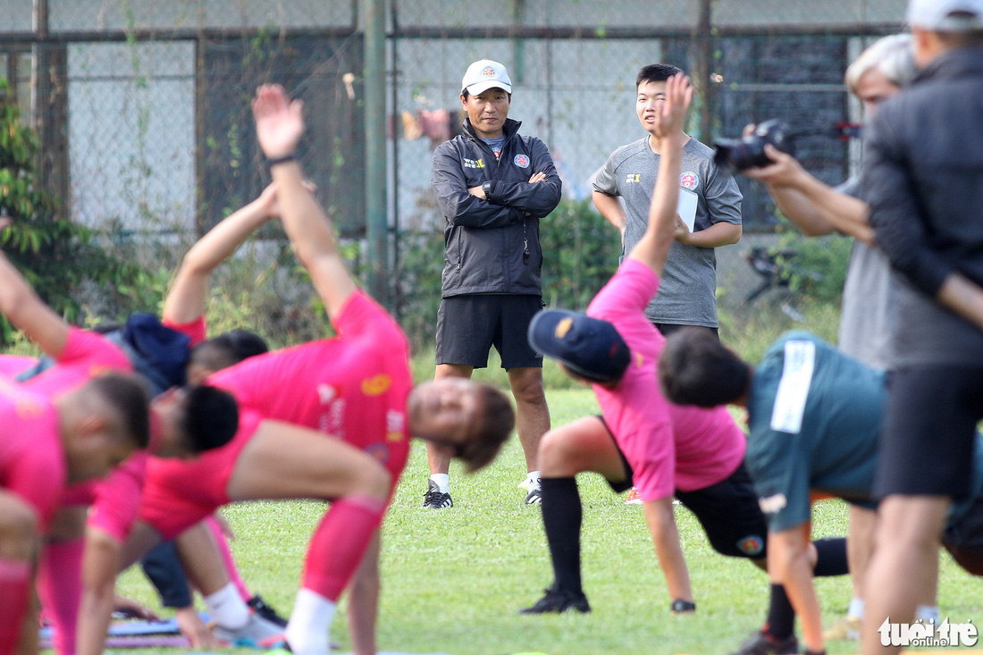 CLB Sài Gòn gây bất ngờ ở vị trí chỉ đạo trong buổi tập khai xuân 2021 - Ảnh 9.