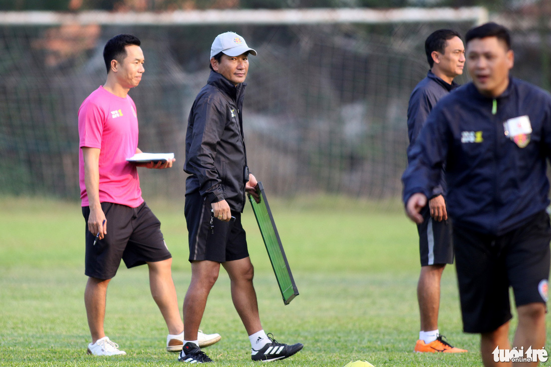 CLB Sài Gòn gây bất ngờ ở vị trí chỉ đạo trong buổi tập khai xuân 2021 - Ảnh 6.