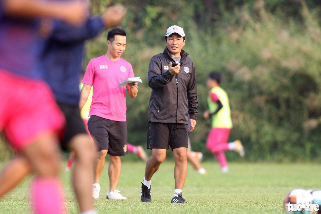 CLB Sài Gòn gây bất ngờ ở vị trí chỉ đạo trong buổi tập khai xuân 2021 - Ảnh 5.
