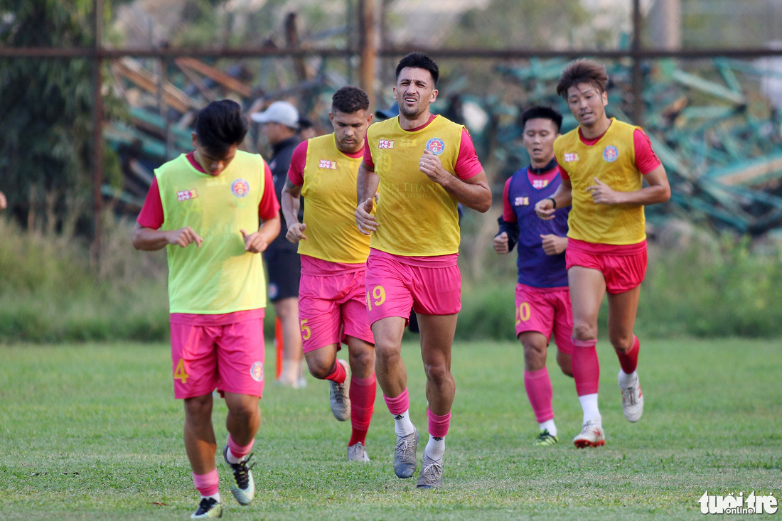 CLB Sài Gòn gây bất ngờ ở vị trí chỉ đạo trong buổi tập khai xuân 2021 - Ảnh 8.