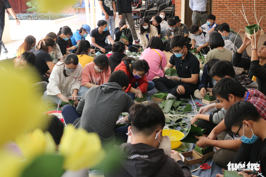Sinh viên gói 1.000 bánh chưng tặng sinh viên khó khăn về quê ăn Tết - Ảnh 1.