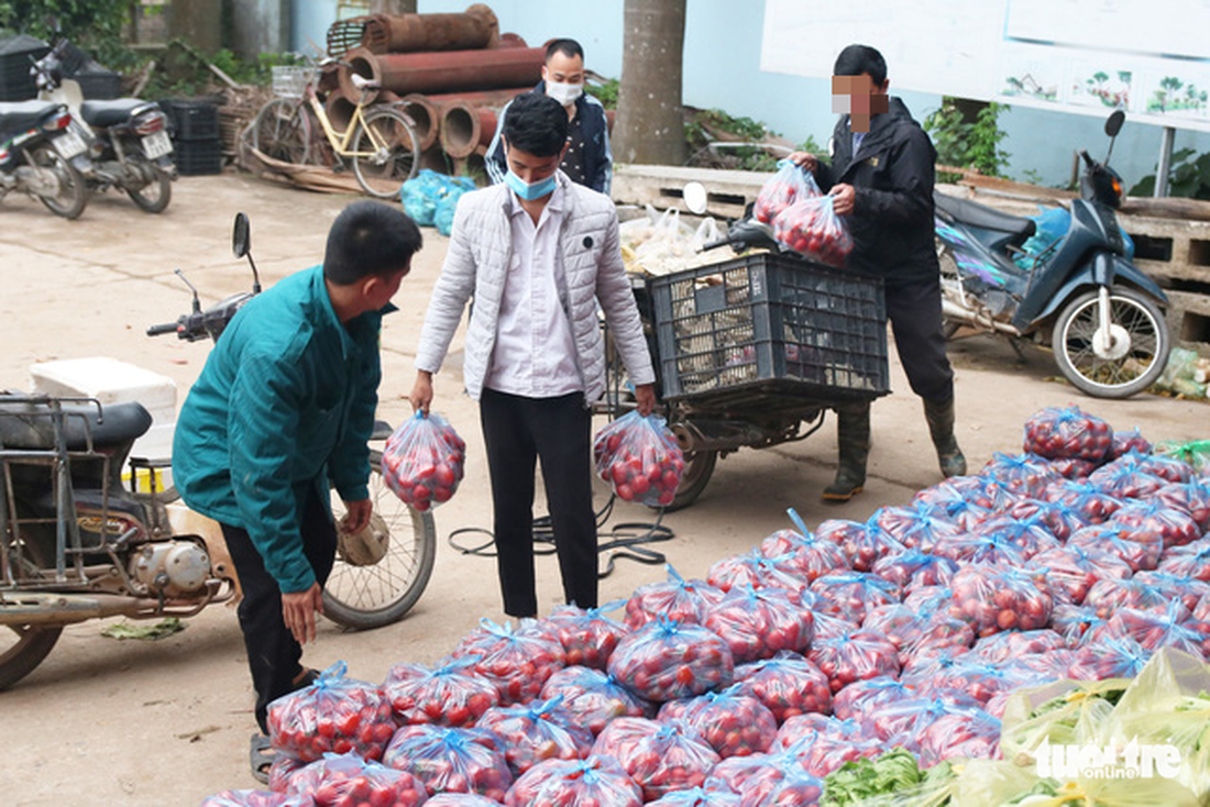 Nông sản hết cảnh đổ xuống sông Hồng nhưng khách mua trả tiền tùy tâm - Ảnh 9.