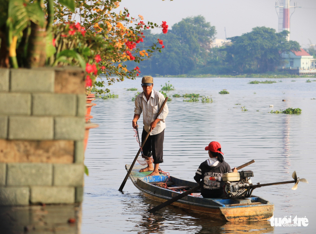 Lo cá phóng sinh ‘chầu trời’, người dân ra giữa sông Sài Gòn thả - Ảnh 3.