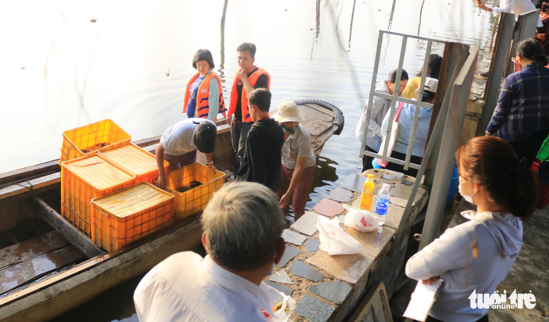 Lo cá phóng sinh ‘chầu trời’, người dân ra giữa sông Sài Gòn thả - Ảnh 5.