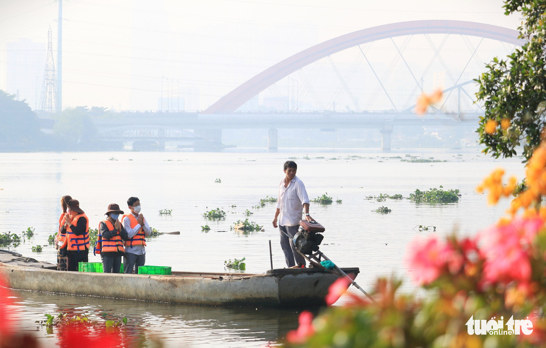 Lo cá phóng sinh ‘chầu trời’, người dân ra giữa sông Sài Gòn thả - Ảnh 6.