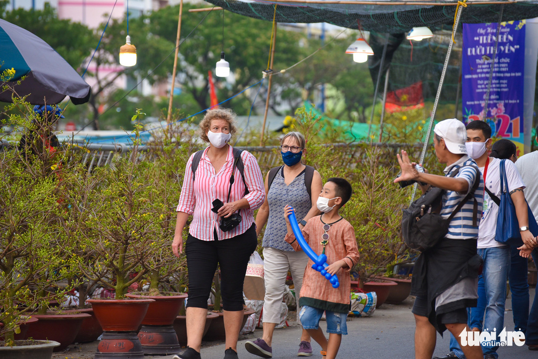 Dân Sài Gòn đến bến Bình Đông tham quan chợ hoa xuân Trên bến dưới thuyền - Ảnh 5.