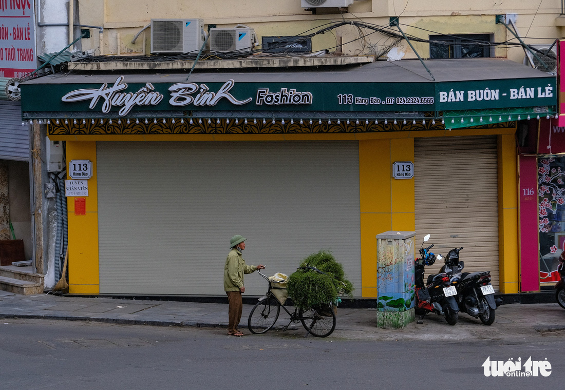 Phố cổ Hà Nội đìu hiu, hàng loạt cửa hàng treo biển nghỉ bán - Ảnh 8.