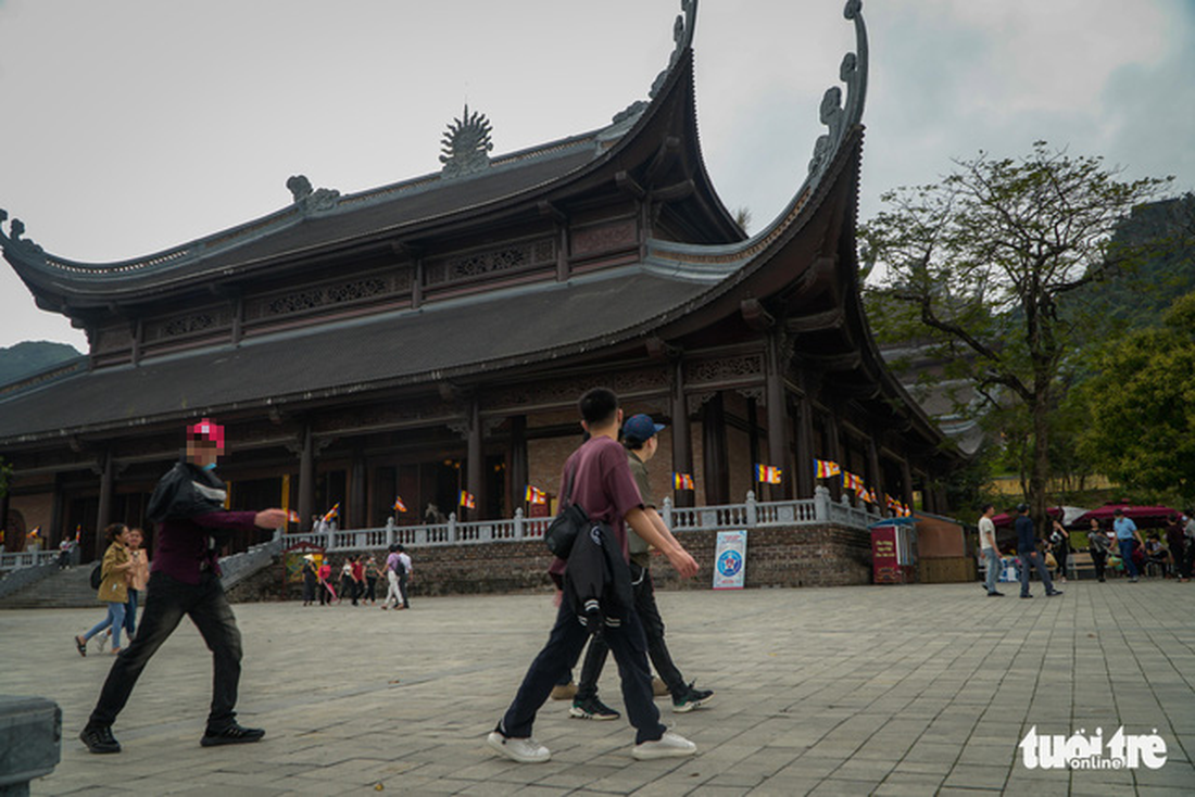 Bất chấp cảnh báo, nhiều người vào chùa Tam Chúc vẫn không đeo khẩu trang - Ảnh 5.